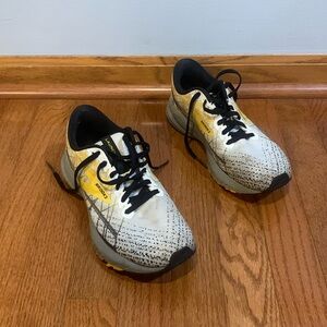 Brooks Launch 7     Yellow, White, and Black                   Size 7